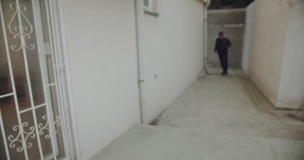 Бургар Відкриває Металеві Двері Входить Будинок Заднього Двору — стокове відео