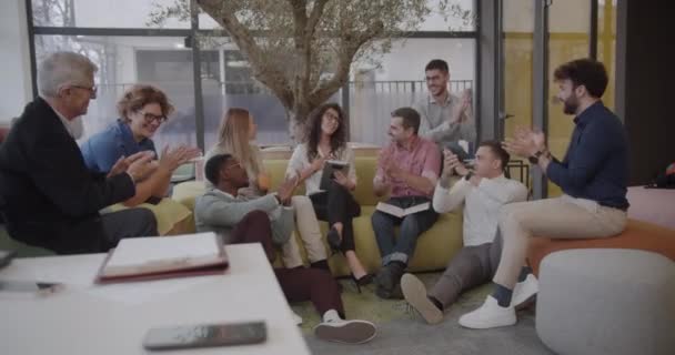 Nove Colegas Reuniram Aplaudiram Uma Colega Durante Sessão Brainstorming — Vídeo de Stock