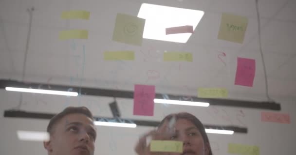 Unga Kollegor Diskuterar Idéer Genom Att Skriva Fönstret Mötesrummet Idégenereringskoncept — Stockvideo
