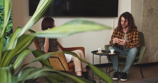 Два Коллеги Мужчина Женщина Разговаривают Проекте Отдыхая Удобных Офисных Креслах — стоковое видео