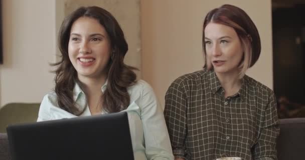 Twee Vrouwelijke Collega Praten Een Project Glimlachen Terwijl Rusten Comfortabele — Stockvideo