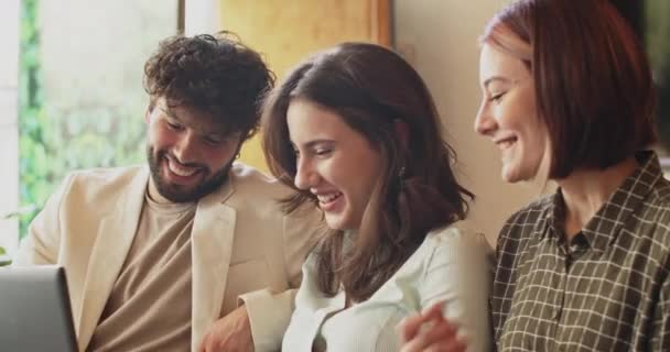 3人の若い同僚がオフィスで一緒に働き 共に微笑み 現代的なオフィススペース — ストック動画