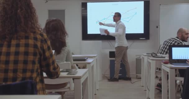 Office Learning Center Nimmt Eine Vielfältige Große Gruppe Von Menschen — Stockvideo