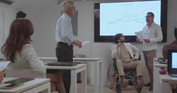 Seminarium Biurze Starszy Menedżer Stoi Rozmawia Trenerem Podczas Gdy Niepełnosprawny — Wideo stockowe
