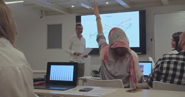 Einem Klassenzimmer Fängt Eine Nahaufnahme Eine Vielfältige Gruppe Von Menschen — Stockvideo