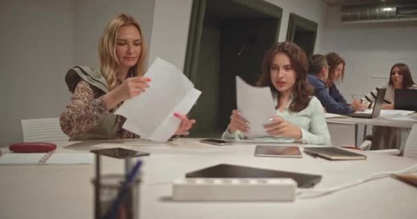 Две Дамы Активно Готовятся Рабочему Семинару Мозговой Штурм Сессии Время — стоковое видео