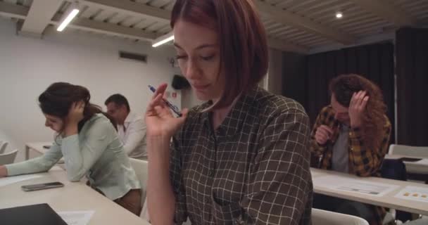Sınıftaki Diğer Öğrencilerle Çevrili Güzel Bir Genç Kadın Sınava Giriyor — Stok video