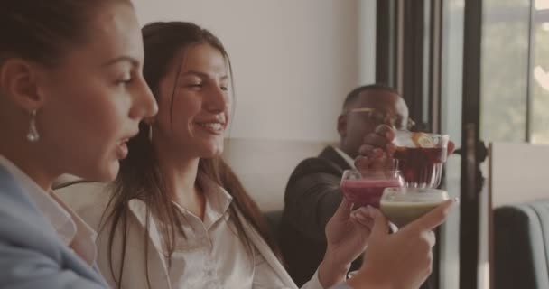 Business People Trying Out Cocktails Smiling Cheering Celebrating Good Deal — Stock Video