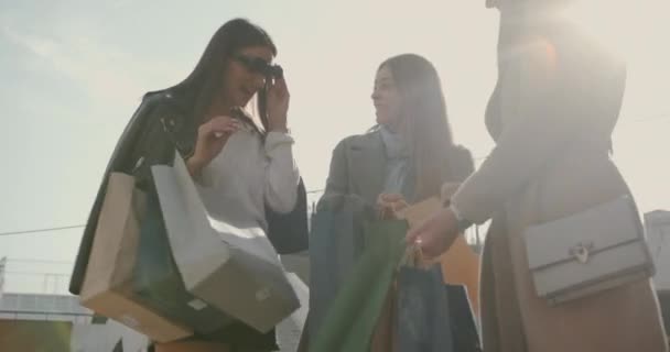 Három Lány Vásárolgat Egy Napsütéses Napon Városban — Stock videók