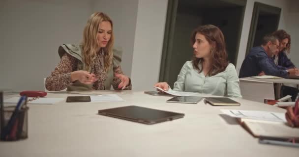 Duas Senhoras Estão Preparando Ativamente Para Uma Sessão Brainstorming Seminário — Vídeo de Stock