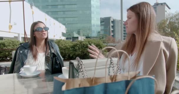 Kızlar Güneşli Bir Günde Kafede Alışveriş Yaptıktan Sonra Kahve Içerken — Stok video