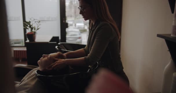 Estudio Peinado Lavando Cabello Una Chica Pelirroja Antes Sesión Peinado — Vídeos de Stock