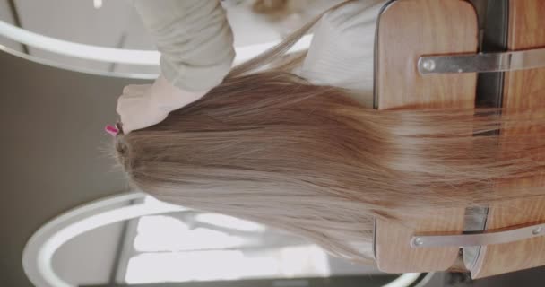 Het Toevoegen Van Hair Extensions Professionele Salon Verticale Video — Stockvideo