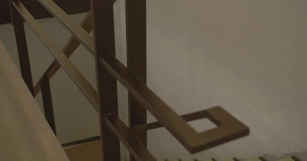Sommarkontorsscen Klättrar Dam Entusiastiskt Uppför Trappan Övervåningen Hon Utstrålar Lycka — Stockvideo