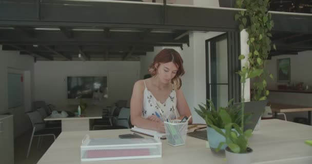Söt Flicka Arbetar Ensam Kontoret Skriva Anteckningar Anteckningsboken Sommartid Kontor — Stockvideo