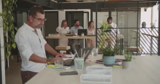 Kıdemli Erkek Yönetici Masasında Tek Başına Çalışıyor Arkadaşları Yaz Boyunca — Stok video