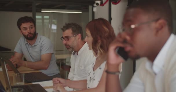 Diverso Gruppo Persone Che Lavorano Insieme Progetto Mentre Discutono Condividono — Video Stock