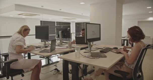 Kamera Zaznamenává Pohyb Kancelářských Pracovníků Při Práci Ostatní Odpočívají Během — Stock video