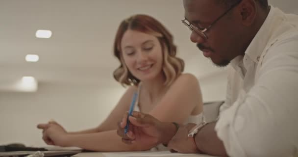 Jovem Caucasiano Sexo Feminino Jovem Negro Sexo Masculino Trabalhando Juntos — Vídeo de Stock