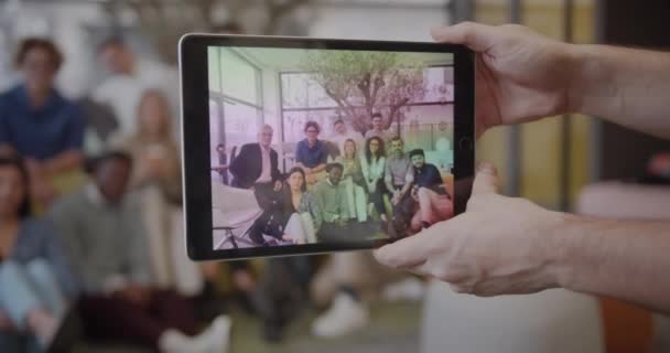 Μεγάλη Ομάδα Που Παίρνει Selfie Στο Γραφείο Σηκώνοντας Χέρια Στον — Αρχείο Βίντεο