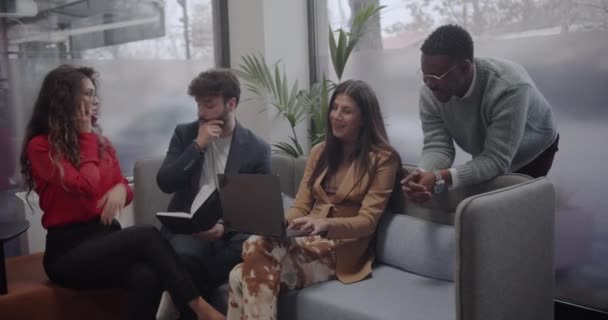 Молоді Різноманітні Гоночні Колеги Працюють Разом Офісному Лобі Міжнародна Бізнес — стокове відео