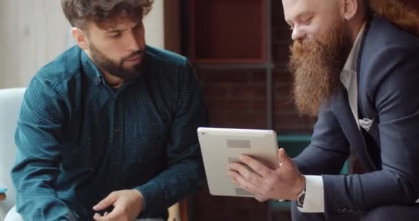 Két Üzletember Átnézi Üzleti Terv Részleteit Miközben Egy Büfében Ülnek — Stock videók