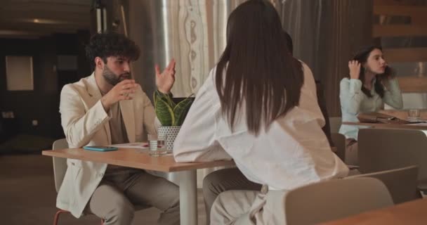 Jovens Empresários Trabalhando Juntos Projeto Bar Espaço Trabalho Café Movimento — Vídeo de Stock