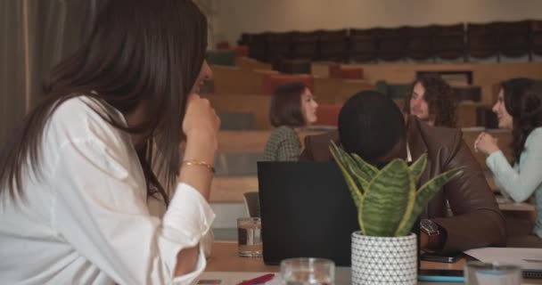 Многорасовые Деловые Люди Работающие Вместе Время Отдыха Офисном Кафе Баре — стоковое видео