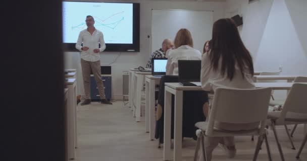 Senior Manager Condividere Conoscenze Dipendenti Ufficio Mentre Frequentano Seminario Classe — Video Stock