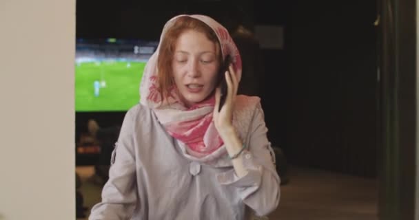 Ginger Dziewczyna Zielonymi Oczami Rozmawia Przez Telefon Podczas Gdy Pokoju — Wideo stockowe