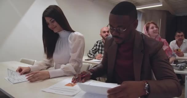 Diverse Gruppen Machen Klassenzimmer Eine Prüfung Während Eine Muslimische Frau — Stockvideo