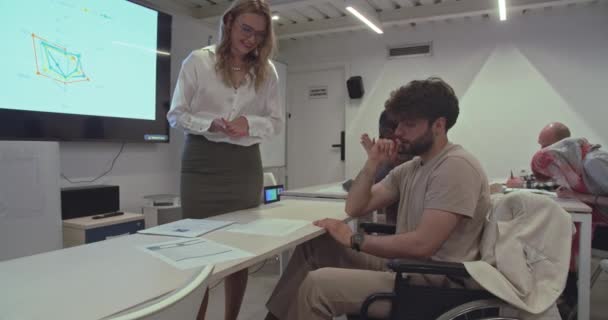 Hombre Sentado Una Silla Ruedas Consultando Con Profesor Aula Otros — Vídeos de Stock