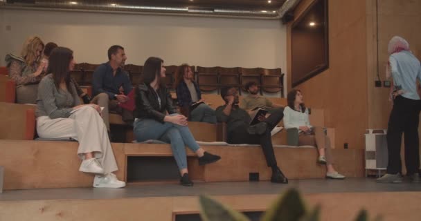 Een Amfitheaterruimte Kantoor Houdt Een Grote Groep Diverse Multiraciale Mensen — Stockvideo