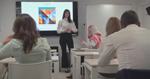 Kontorsklassrummet Utbildar Vacker Kvinnlig Lärare Mångfald Elever Olika Raser Etniciteter — Stockvideo