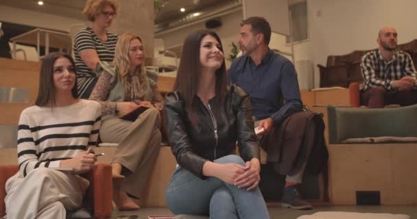Ofis Amfitiyatro Alanında Çalışanlar Faaliyetleriyle Ilgili Dersler Dinliyorlar — Stok video