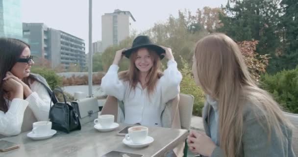 Terasta Kahve Içerken Şapkayı Kontrol Eden Kadın — Stok video