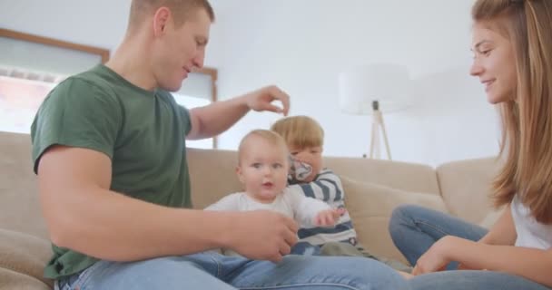 父親は両方の子供の世話をする — ストック動画