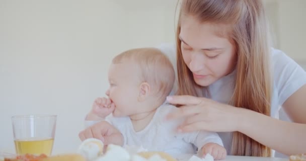 Vacker Mor Försöker Rengöra Sin Söta Lilla Dotter Medan Hon — Stockvideo