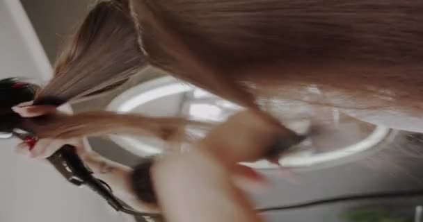 Nahaufnahme Von Haarföhnen Mit Haartrockner Vertikale Video Lkw — Stockvideo