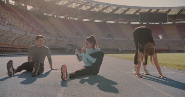 Trois Personnes Étirent Réchauffent Pour Faire Exercice Intérieur Stade Matin — Video