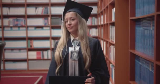 Üniversite Kütüphanesi Nde Diplomasını Elinde Tutarak Mezun Olmuş Bir Bayan — Stok video