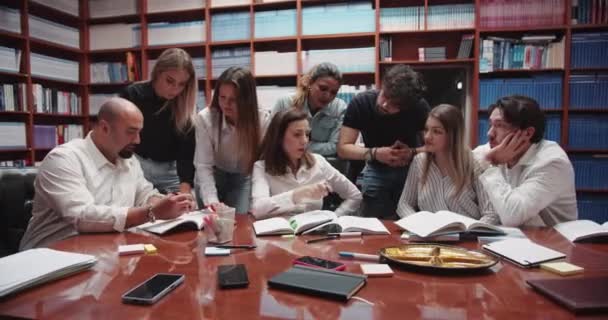 Студенты Ищут Ориентиры Своих Исследованиях Академических Занятиях Исследовательских Проектах Одновременно — стоковое видео