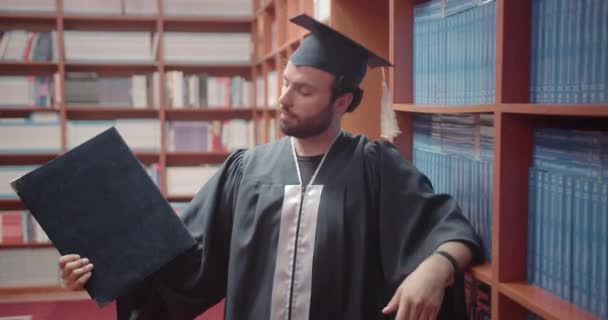 Inspirierende Männliche Studenten Die Ihr Diplom Der Hand Halten Zeigen — Stockvideo