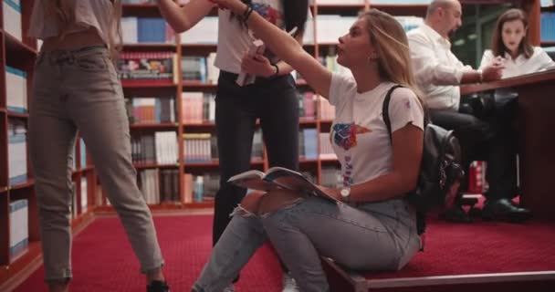 Группа Студентов Собирает Книги Библиотеки Подготовиться Экзаменам Концепция Университетского Библиотечного — стоковое видео
