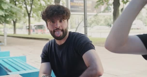 Student Der Einer Kaffeepause Vor Der Universität Verrückt Spielt Und — Stockvideo