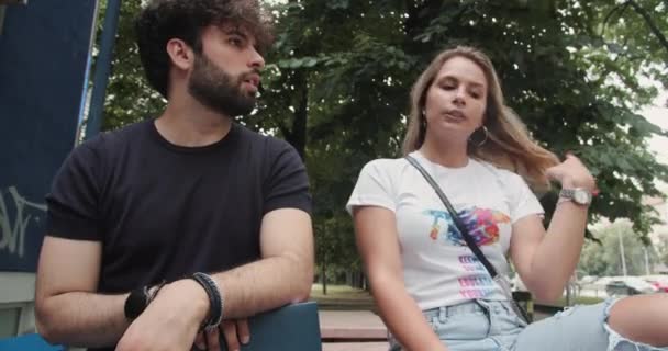 Manliga Och Kvinnliga Studenter Flirtar Medan Diskuterar Föreläsningar Tillsammans Och — Stockvideo