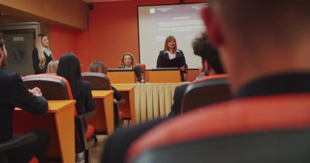 Bir Öğrenci Diplomasını Savunurken Bir Grup Öğrenci Profesör Fakültede Mezuniyet — Stok video