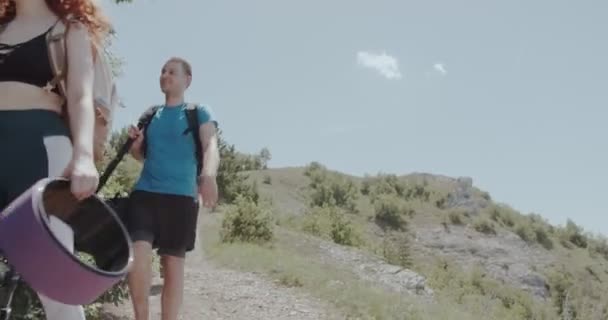 Ομάδα Ανθρώπων Που Κατεβαίνουν Βουνό Μια Καλοκαιρινή Μέρα — Αρχείο Βίντεο