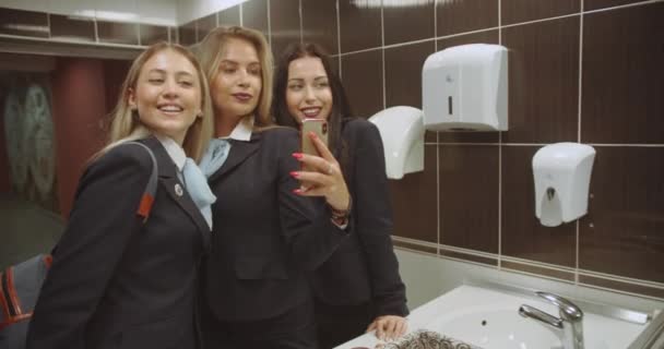 Ženské Studentky Selfie Při Opravě Vlasů Uvedení Univerzitní Toalety — Stock video
