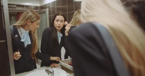 Γυναίκες Μαθήτριες Που Μιλάνε Χτενίζοντας Μαλλιά Τους Και Βάζοντας Μακιγιάζ — Αρχείο Βίντεο